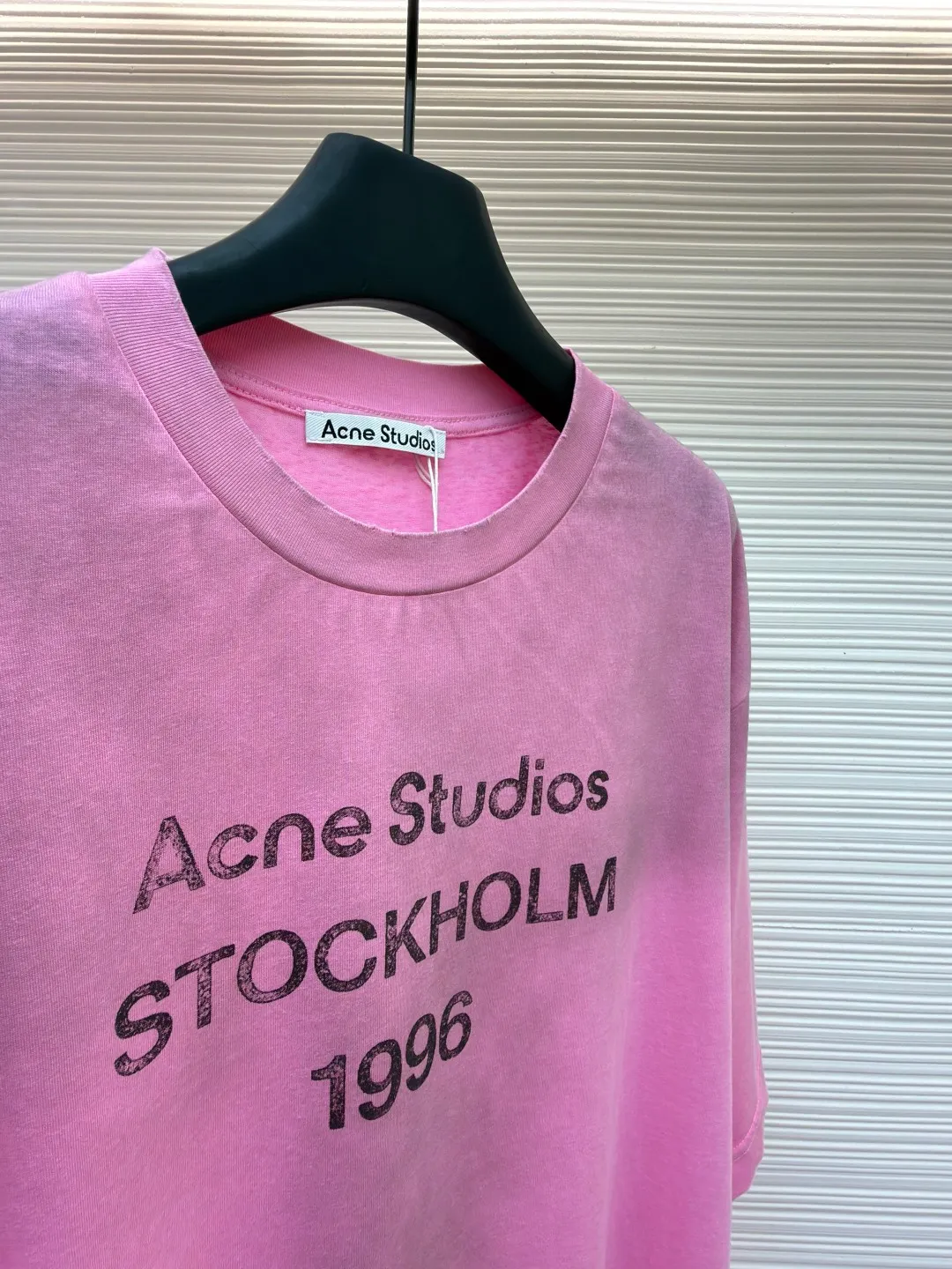 Acne Studios 1966 mud-dyed washed distressed short-sleeve ●Original version: 2800 purchased and developed ●Item number: 1682347-X95 ●Fabric: cloud velvet ski-feel cotton fabric ●Technology: glue printing ●Color: pink ●Version: fitted version ●Weight: about 215 grams ●Size: S-M-L-XL ●Description: Made of ultra-soft pure cotton fabric, garment-dyed, washed and distressed, the chest part has a dirty feel, and the lower part shows a gradient effect. The neckline is slightly frayed to better fit the overall tone. The overall line is straight and delicate, the fabric is comfortable and soft, and the color is consistent without color difference. It can be matched with the same style to create a fashionable look and control various occasions. Customized accessories, complete with three standards, the same style for men and women!